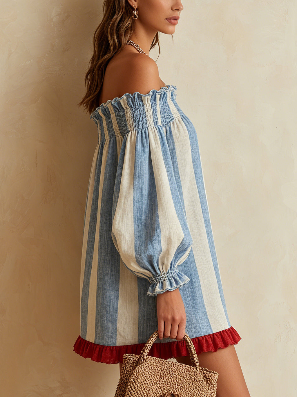 Ondine | Mini-Kleid mit blauen und weißen Streifen, schulterfreien Trägern und kontrastierendem Saum