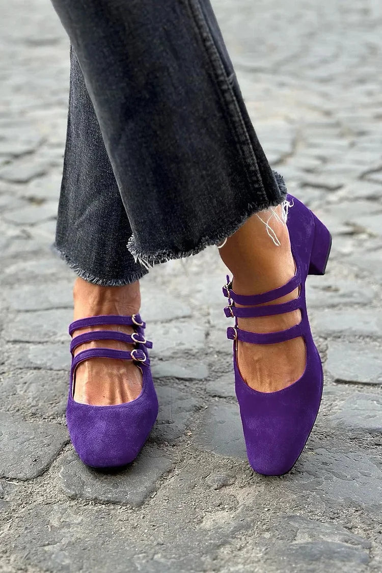Violette Pumps mit breitem Absatz, quadratischer Spitze und Schnalle