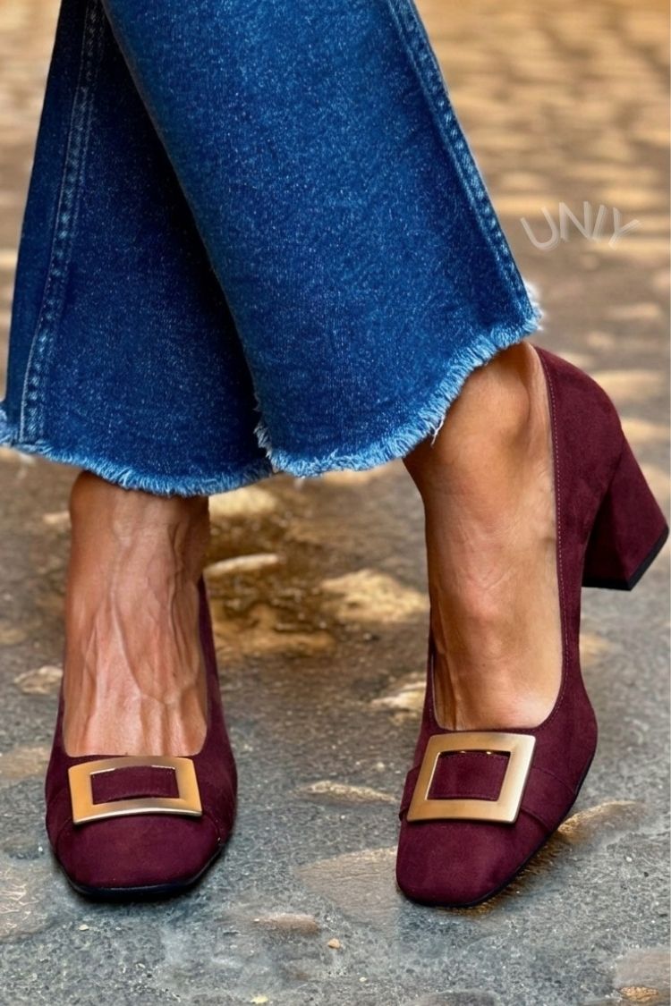 Blaues Patchwork-Pump-Modell mit breitem Absatz und quadratischer Spitze