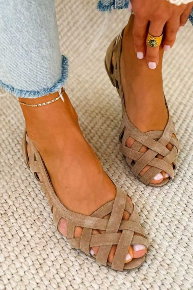 Komfortable, geflochtene Sandalen mit offenem Zehenbereich und niedrigem Absatz sowie überkreuzten Riemen