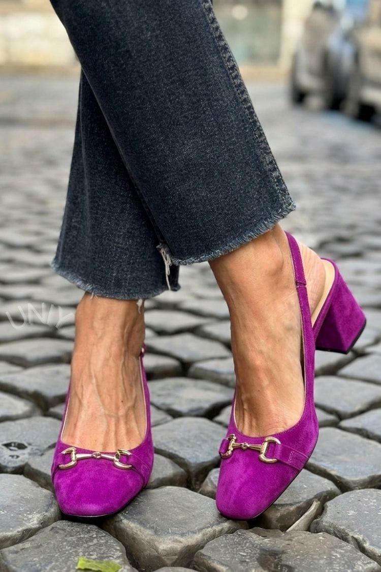 Olivefarbene Wildleder-Slingback-Pumps mit Blockabsatz