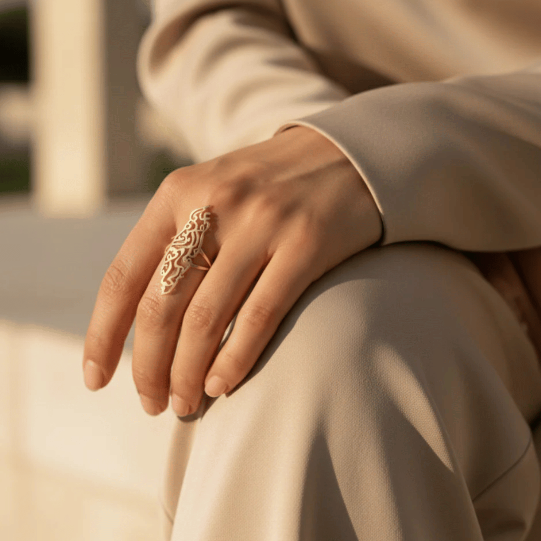 Noorina™ - Zarter Ring mit kalligrafischer Karteninschrift