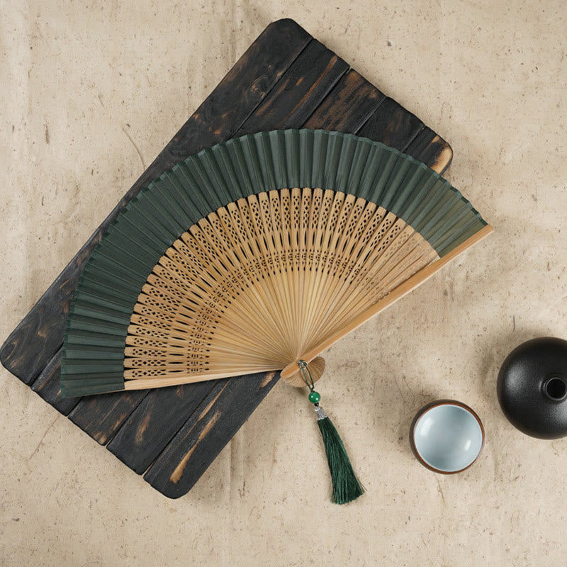 Praktischer Faltfächer aus Bambus mit Buddha-Motiven und filigraner Kirschblüten-Gravur