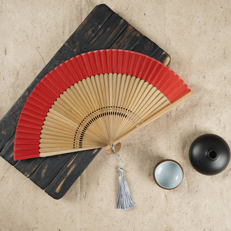 Praktischer Faltfächer aus Bambus mit Buddha-Motiven und filigraner Kirschblüten-Gravur