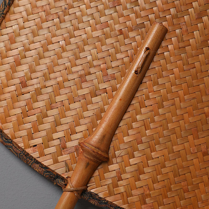Handgefertigter Bambusfächer im chinesischen Stil mit langem Griff und Buddha-Motiven