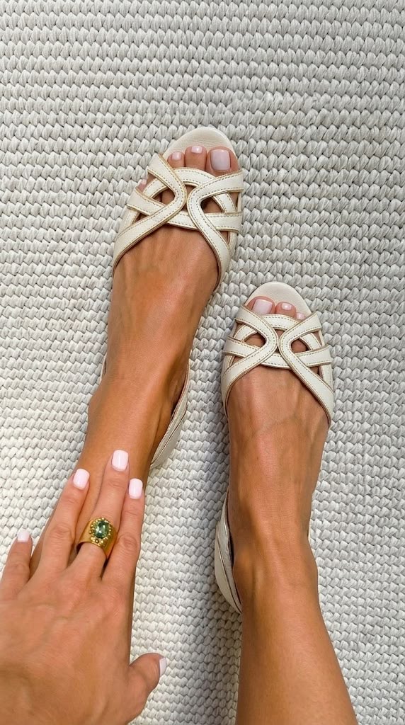 Camilla | Stilvolle geflochtene Sandalen in Creme