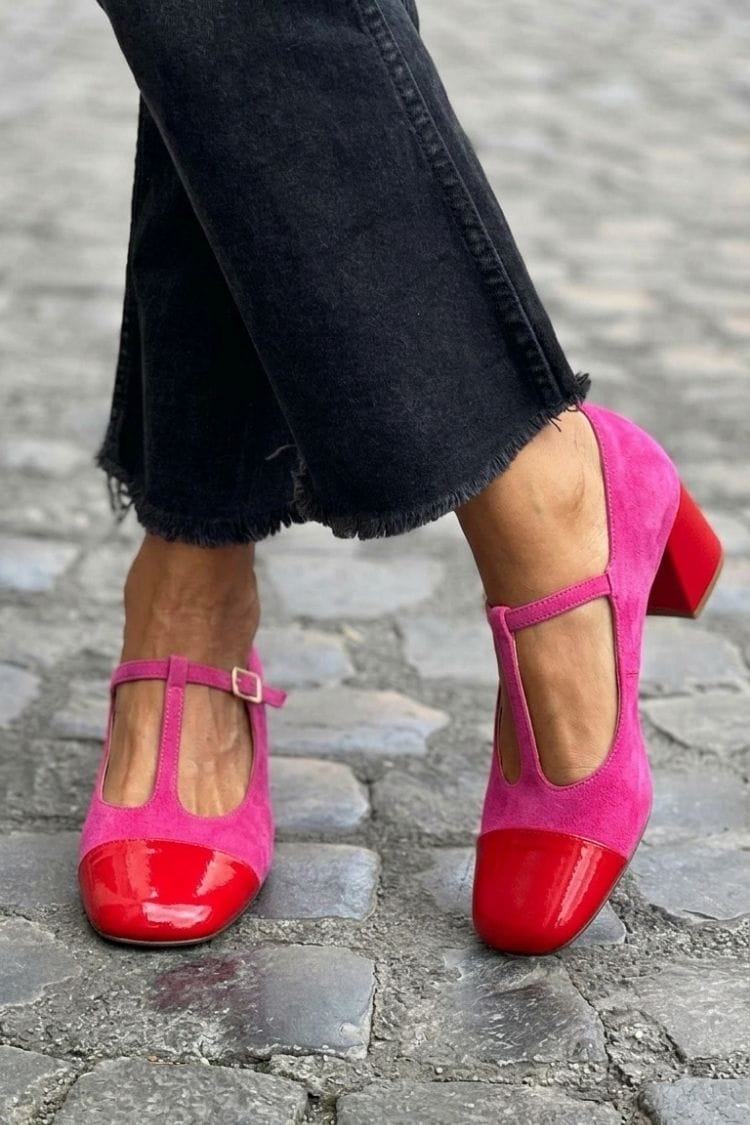 Violette Blockabsatz-Pumps mit runder Spitze, Schnalle und T-Riemen-Design