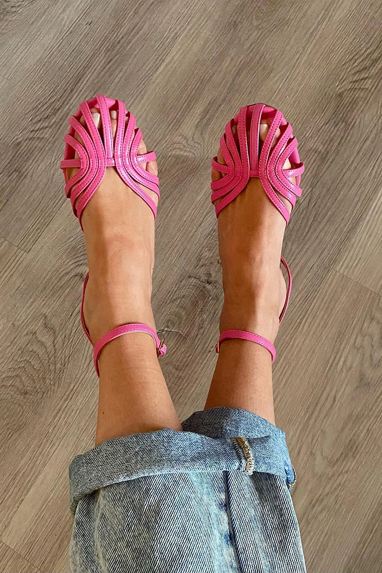 Einfarbige Ballerinas mit runder Spitze und Cut-Outs sowie Knöchelriemen