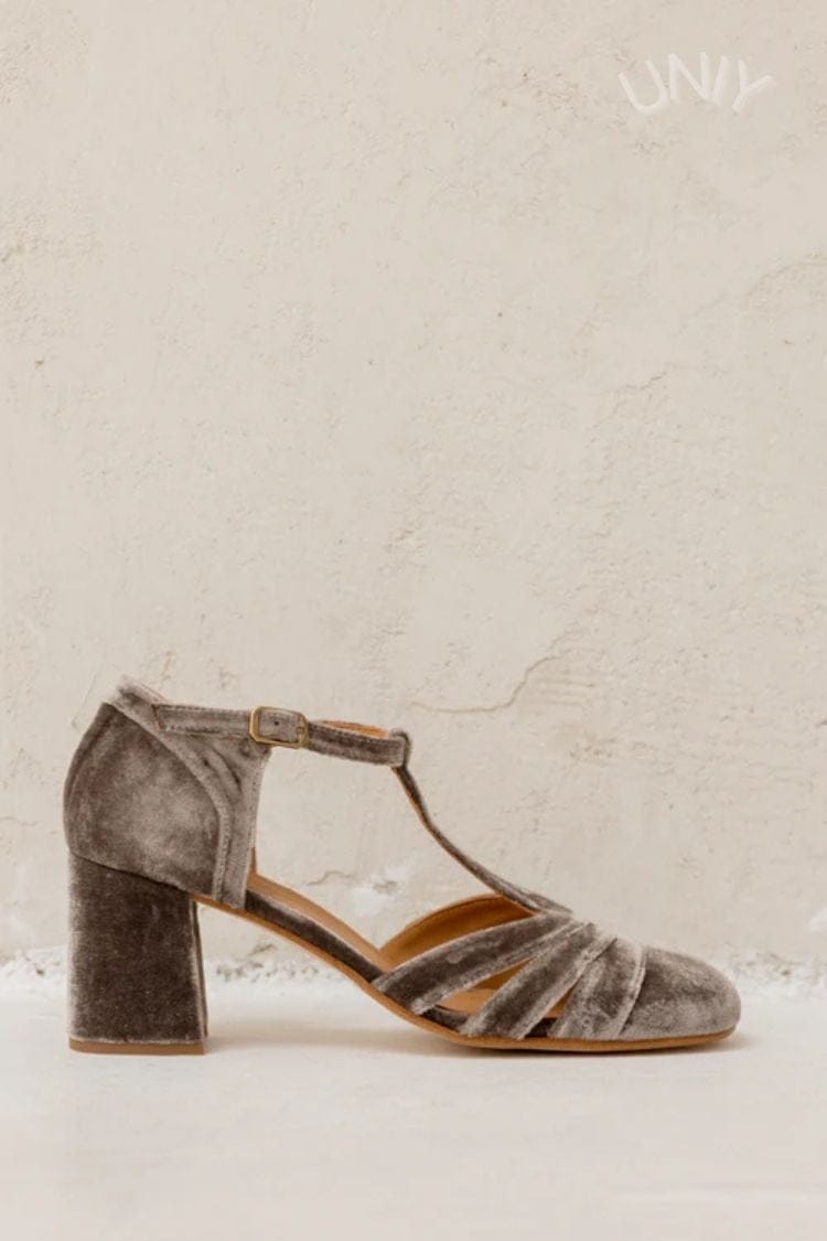 Velours-Pumps mit breitem Cut-out, Schnalle und T-Riemen-Design