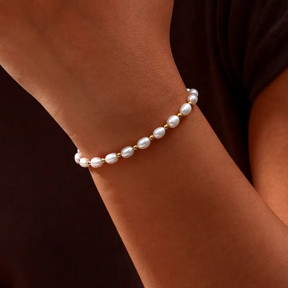 Elegantes Perlen- und Goldarmband
