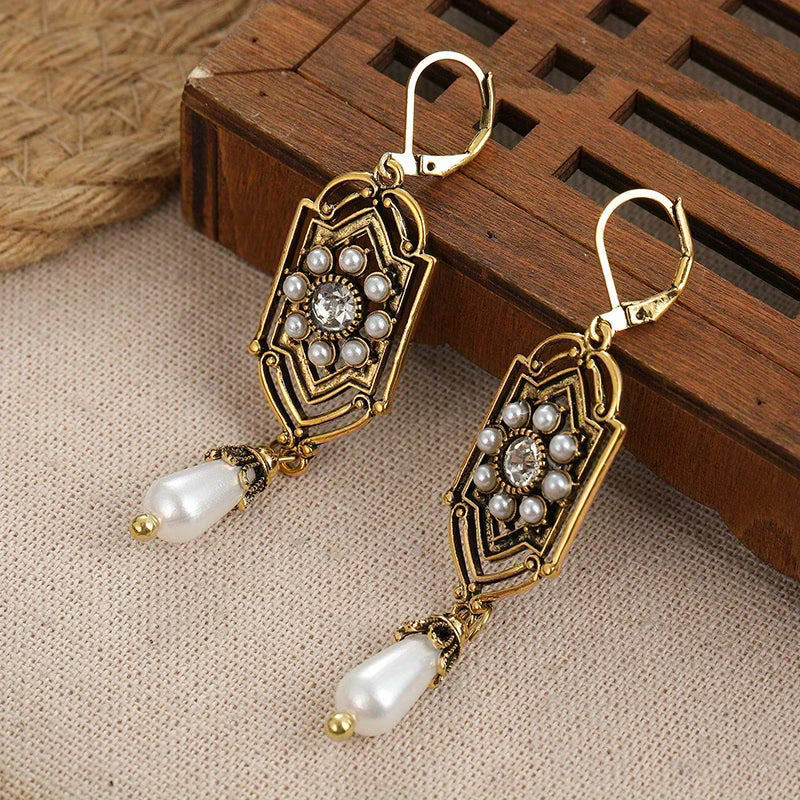 Vintage goldene Ohrringe mit eingelegter Perle