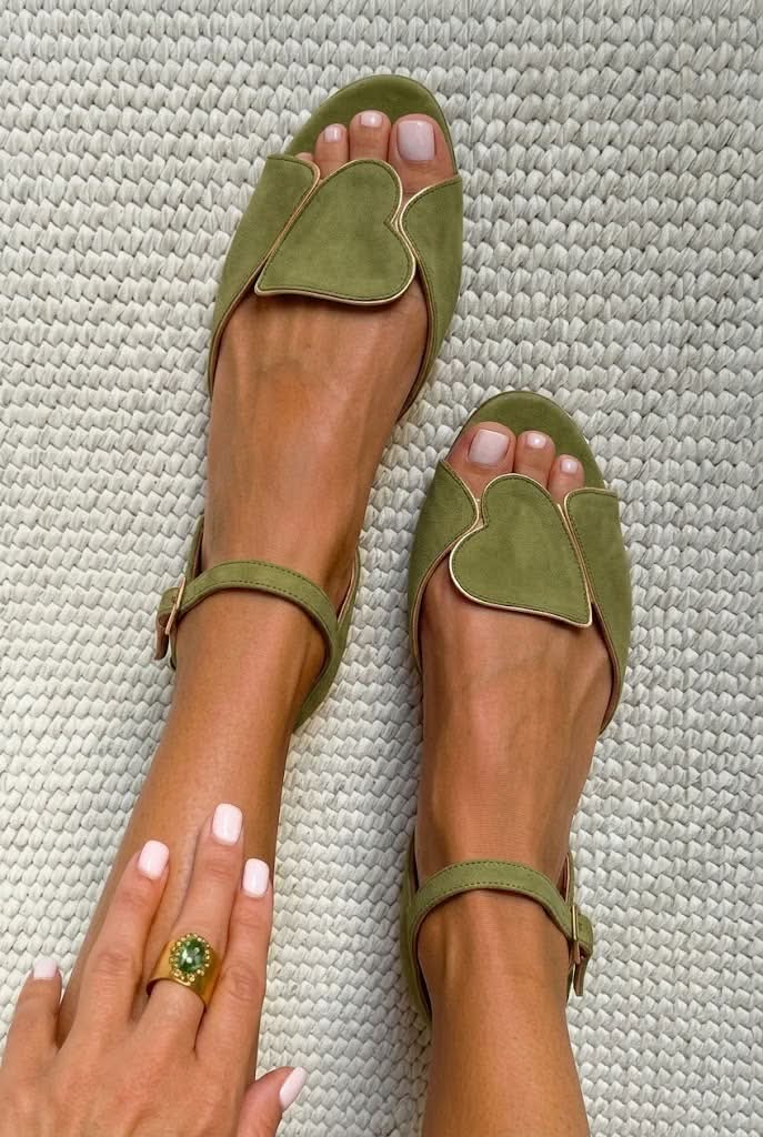 Rosa Sandalen mit offener Spitze, Knöchelriemen und Herzdesign