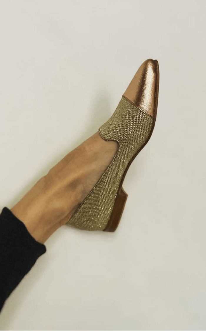 Glänzende, spitz zulaufende Mokassins in Metallic-Gold