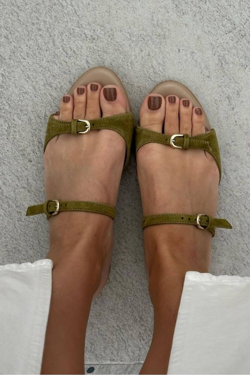 Beige Wildleder-Peeptoe-Sandalen mit Schnalle und Riemen" can be rewritten as:

"Beige Wildleder Peeptoe Sandalen mit Schnalle und Riemen