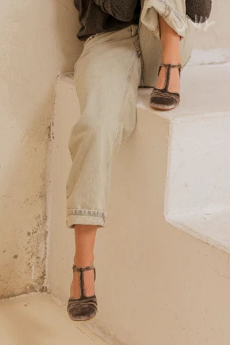 Velours-Pumps mit breitem Cut-out, Schnalle und T-Riemen-Design