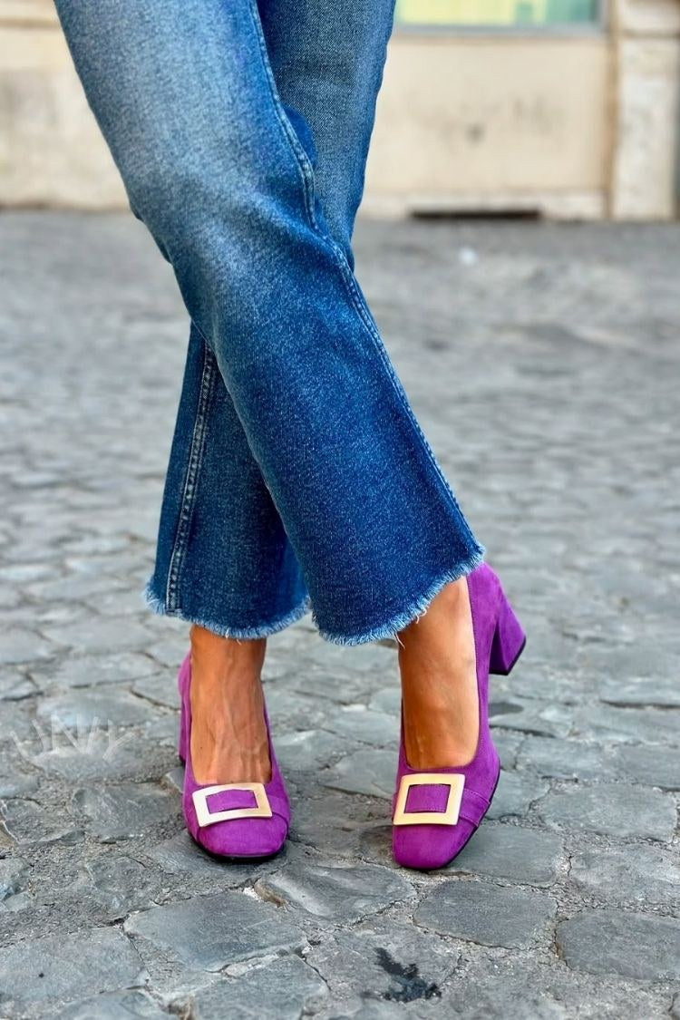 Blaues Patchwork-Pump-Modell mit breitem Absatz und quadratischer Spitze