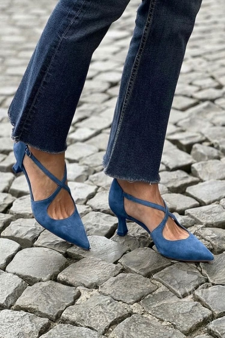 Kaki Pumps mit niedrigem Absatz, spitzem Vorderteil, einfarbiger Schnalle und gekreuzten Riemen