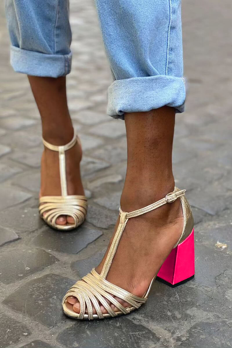 Peep-Toe-Pumps mit breitem Absatz und T-förmigem Riemen