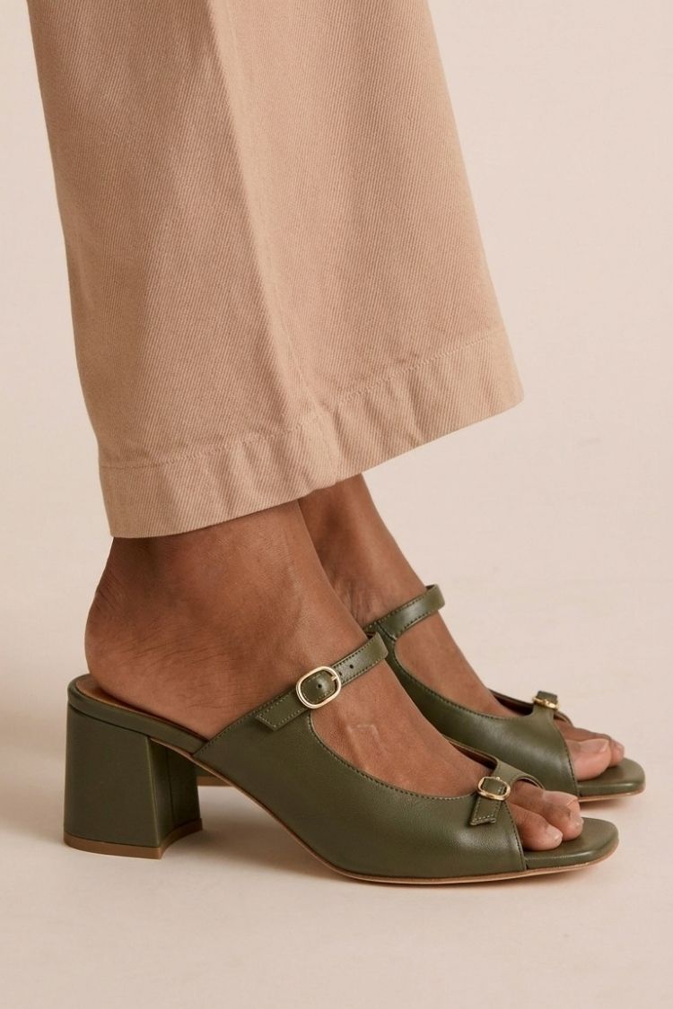 Goldene Slingback-Pumps mit Blockabsatz und Cut-Outs