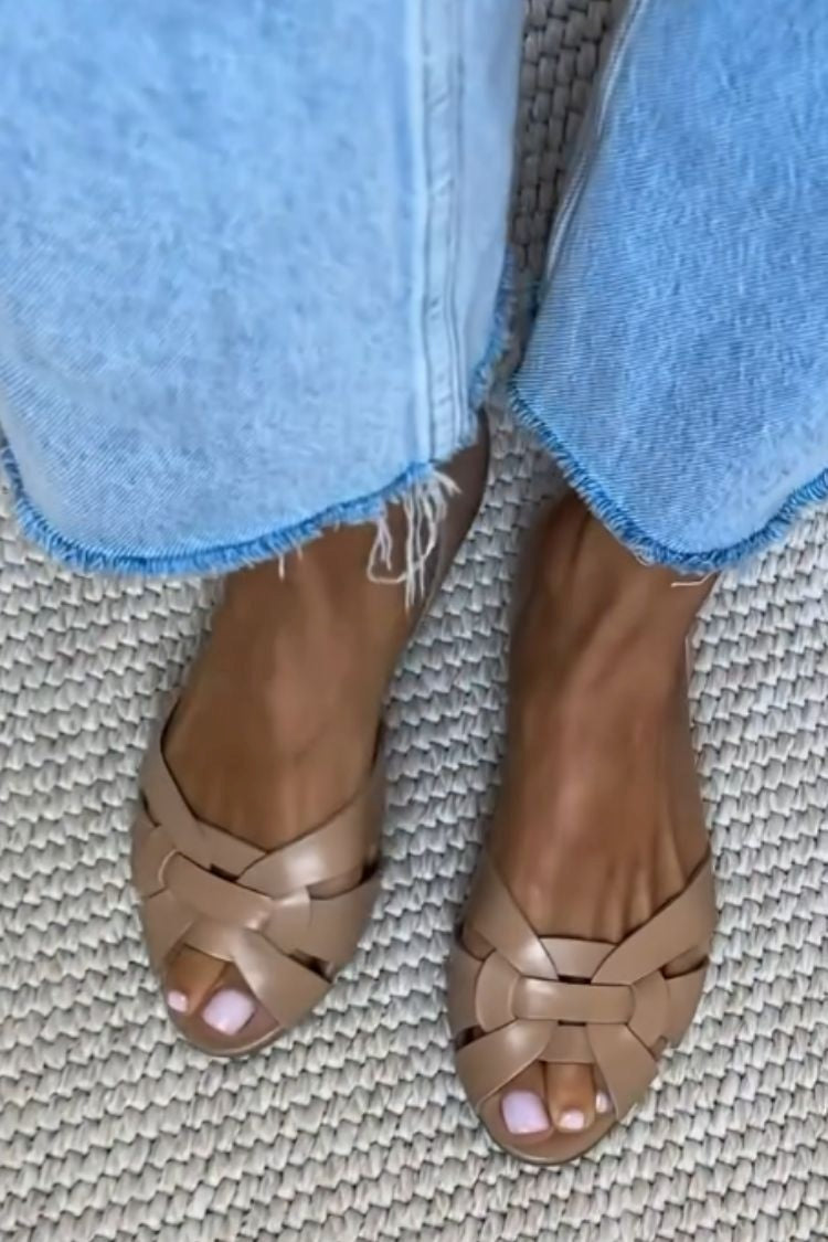 Geflochtene Peeptoe-Ballerinas aus Kunstleder mit Kreuzriemen und geschlossenem Absatz