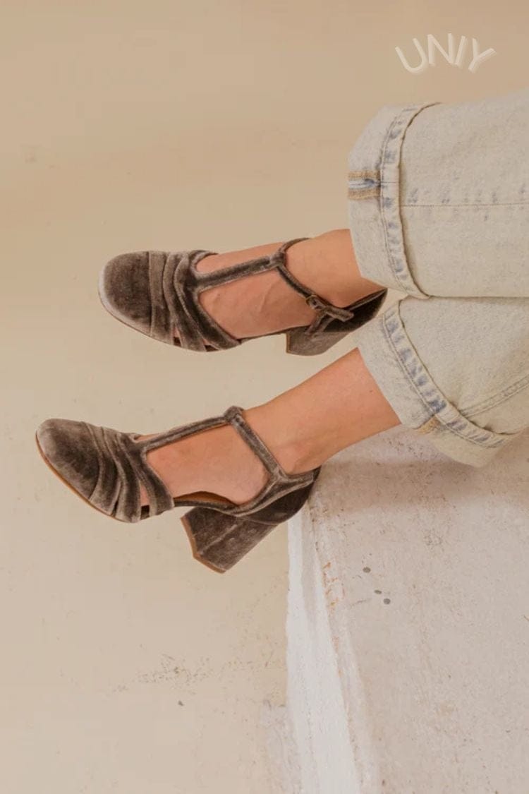 Velours-Pumps mit breitem Cut-out, Schnalle und T-Riemen-Design