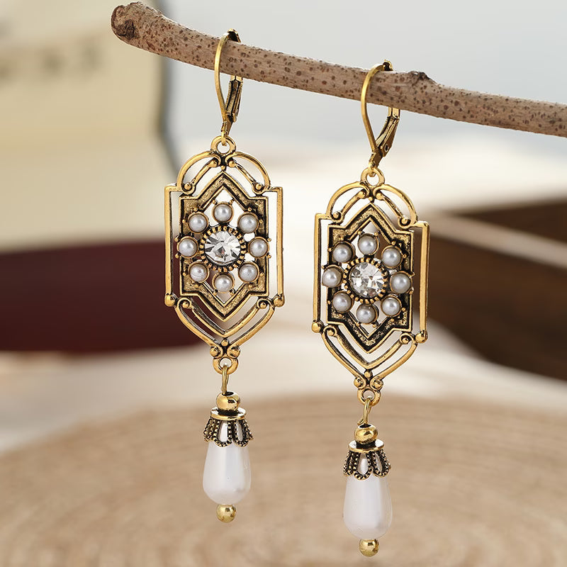 Vintage goldene Ohrringe mit eingelegter Perle