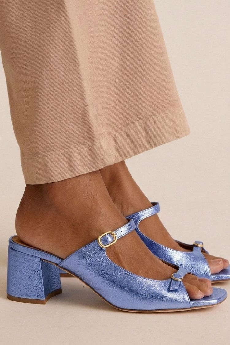 Goldene Slingback-Pumps mit Blockabsatz und Cut-Outs