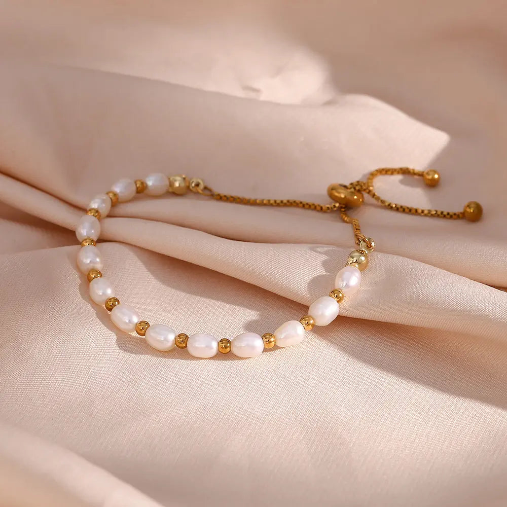 Elegantes Perlen- und Goldarmband