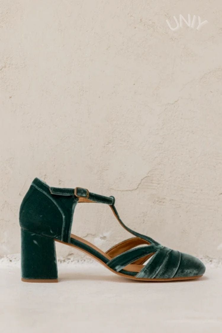 Velours-Pumps mit breitem Cut-out, Schnalle und T-Riemen-Design