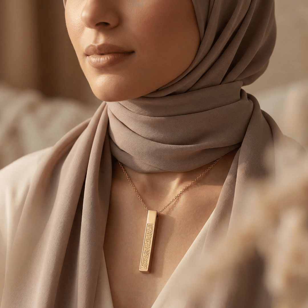 Alyssara™ - Filigrane Halskette mit arabischer Schriftzüge