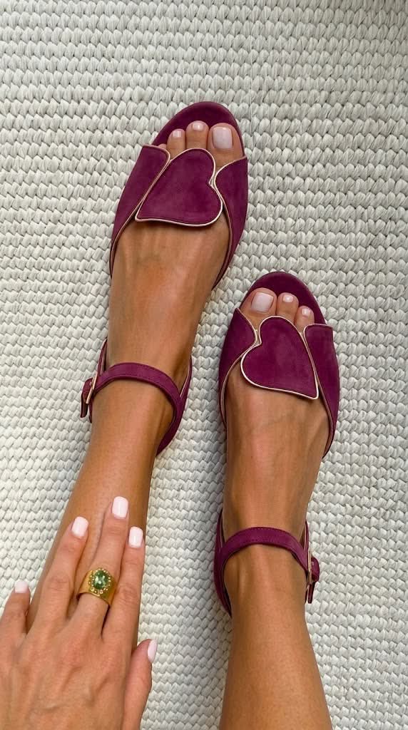 Rosa Sandalen mit offener Spitze, Knöchelriemen und Herzdesign