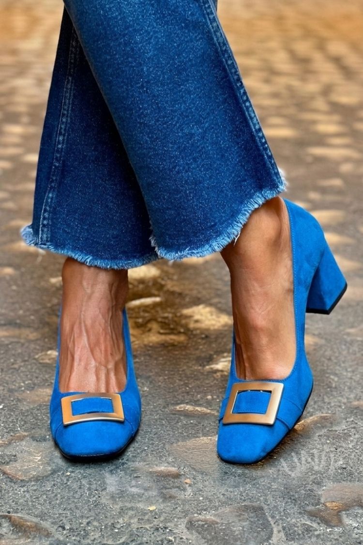 Blaues Patchwork-Pump-Modell mit breitem Absatz und quadratischer Spitze