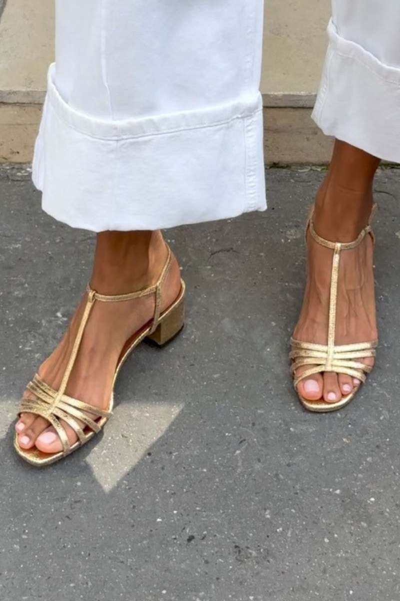Metallische T-Riemen-Sandalen mit Schnalle und Blockabsatz
