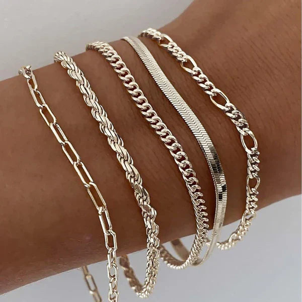 Set von 5 goldenen Armbändern