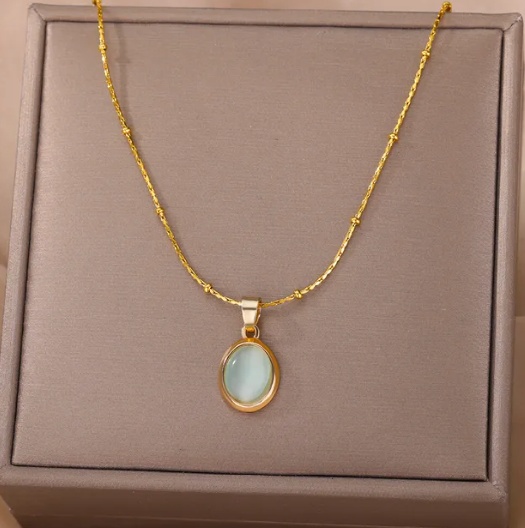 Stilvolle Quarz-Halskette mit 18-Karat-Goldbeschichtung