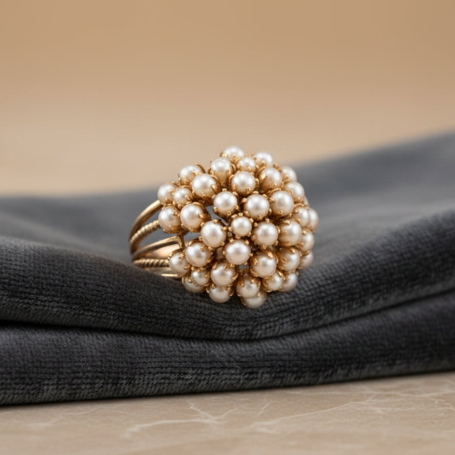 Klassischer Goldring mit eingelegter Perle