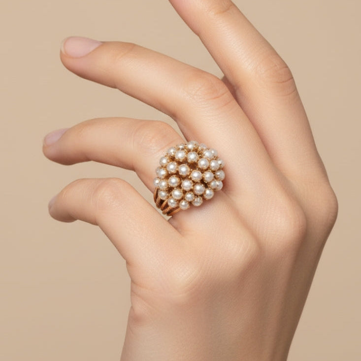 Klassischer Goldring mit eingelegter Perle