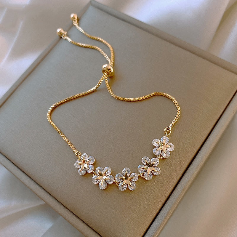 Kristallarmband mit goldenen Blumen
