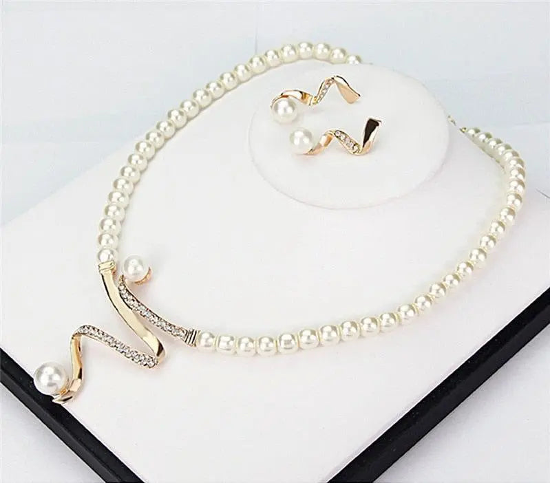 Set aus Kette und Ohrringen mit echten Perlen