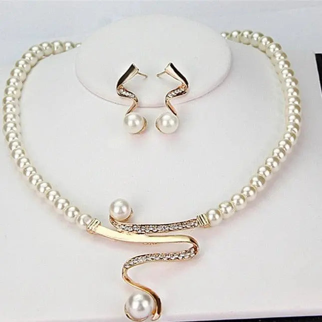 Set aus Kette und Ohrringen mit echten Perlen
