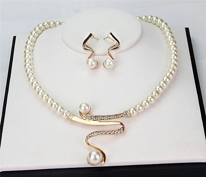 Set aus Kette und Ohrringen mit echten Perlen