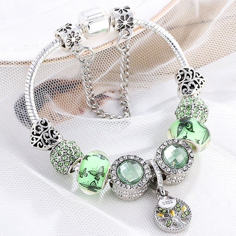 Silbernes Armband mit grünem Edelstein