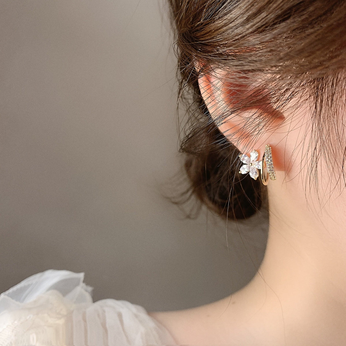 Goldene Blumenohrringe mit Zirkonia-Einsätzen