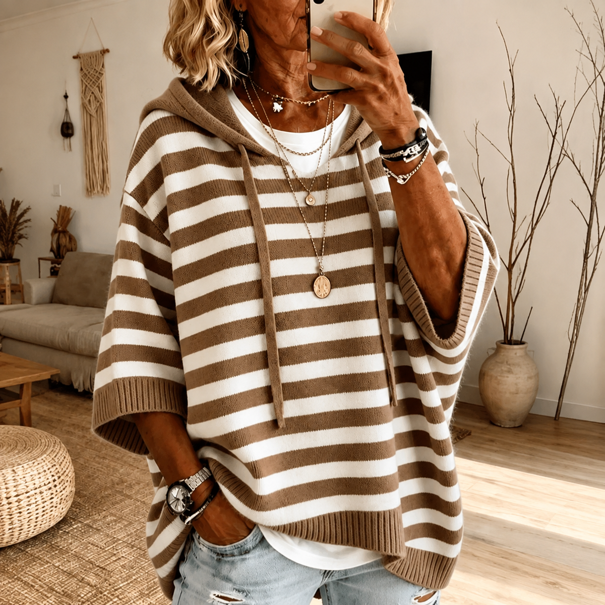 Mathilda – Pull poncho chic rayé taupe