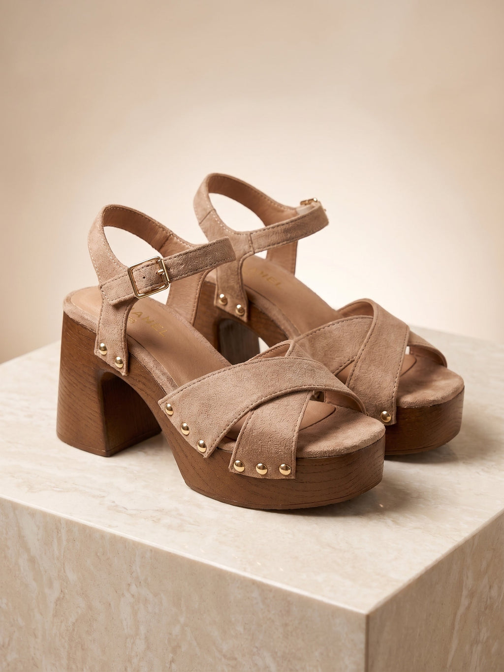 Gaia Sandalen – Taupe mit überkreuzten Riemen und goldenen Nieten