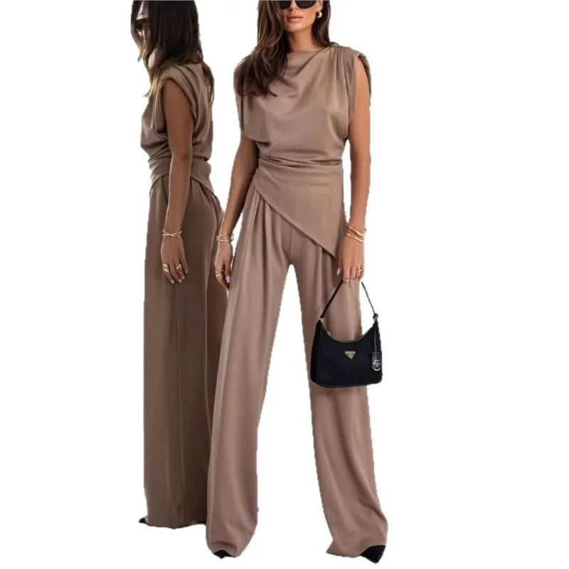 Tweedelige damesset bestaande uit een asymmetrische top en een broek met wijde pijpen