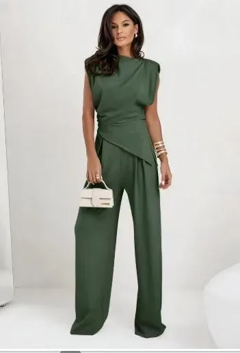 Tweedelige damesset bestaande uit een asymmetrische top en een broek met wijde pijpen