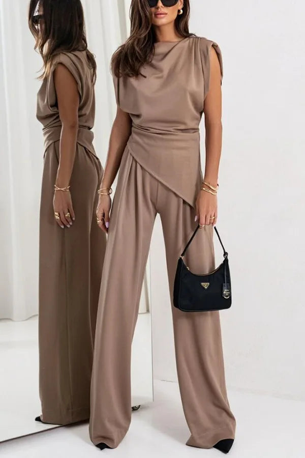 Tweedelige damesset bestaande uit een asymmetrische top en een broek met wijde pijpen
