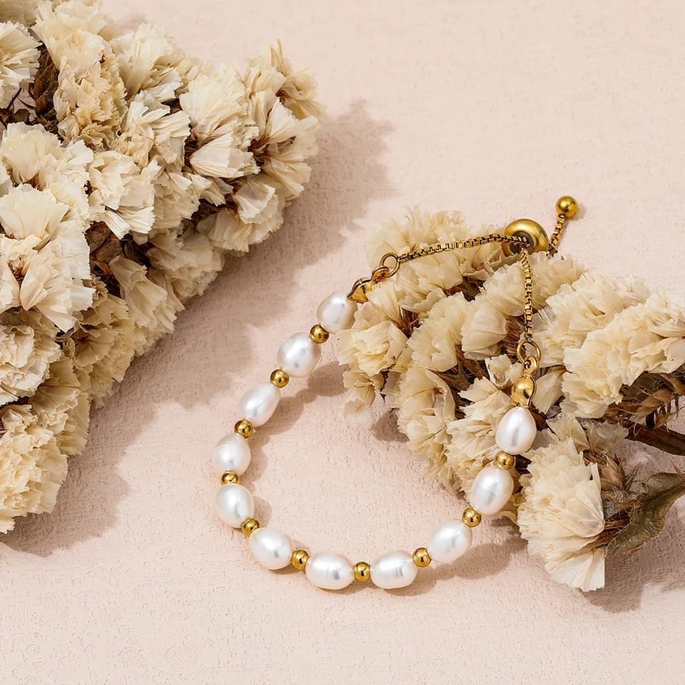 Elegantes Perlen- und Goldarmband