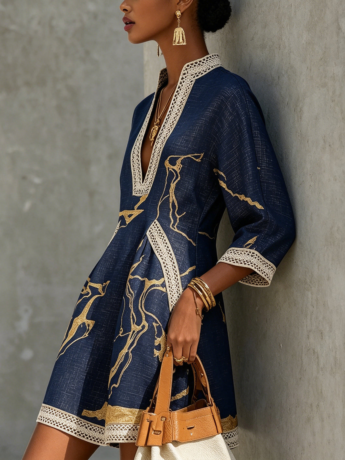 Cosette | Mini-Kleid aus marineblauer Häkelspitze mit goldenen Akzenten und V-Ausschnitt